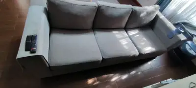 Sofá gris de tres plazas - miniatura 1