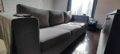 Sofá gris de tres plazas - miniatura 2