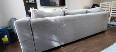 Sofá gris de tres plazas - miniatura 4