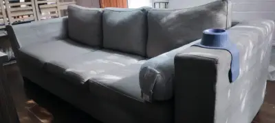 Sofá gris de tres plazas - miniatura 5
