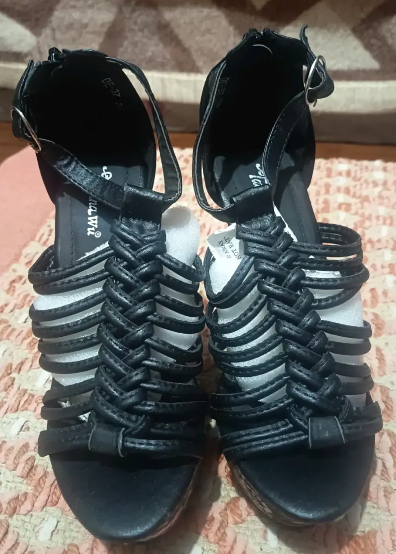 Sandalias negras con tiras trenzadas - 1