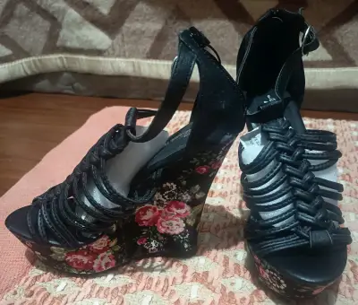 Sandalias negras con tiras trenzadas - miniatura 2