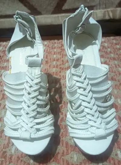 Sandalias negras con tiras trenzadas - miniatura 3