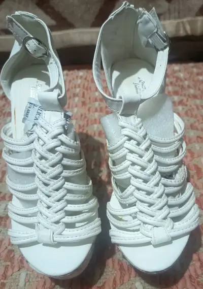 Sandalias negras con tiras trenzadas - miniatura 5