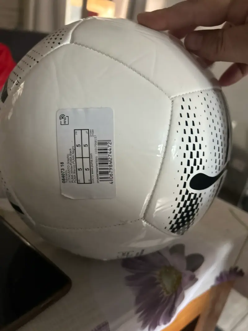 Pelota de fútbol blanca y negra - 2
