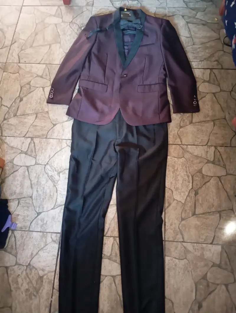 Traje formal morado y negro