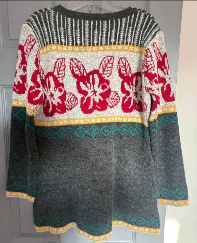 Sweater gris flores rojas - miniatura 1