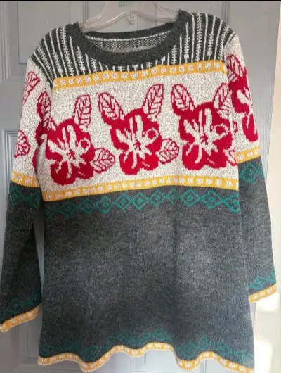 Sweater gris flores rojas - miniatura 2