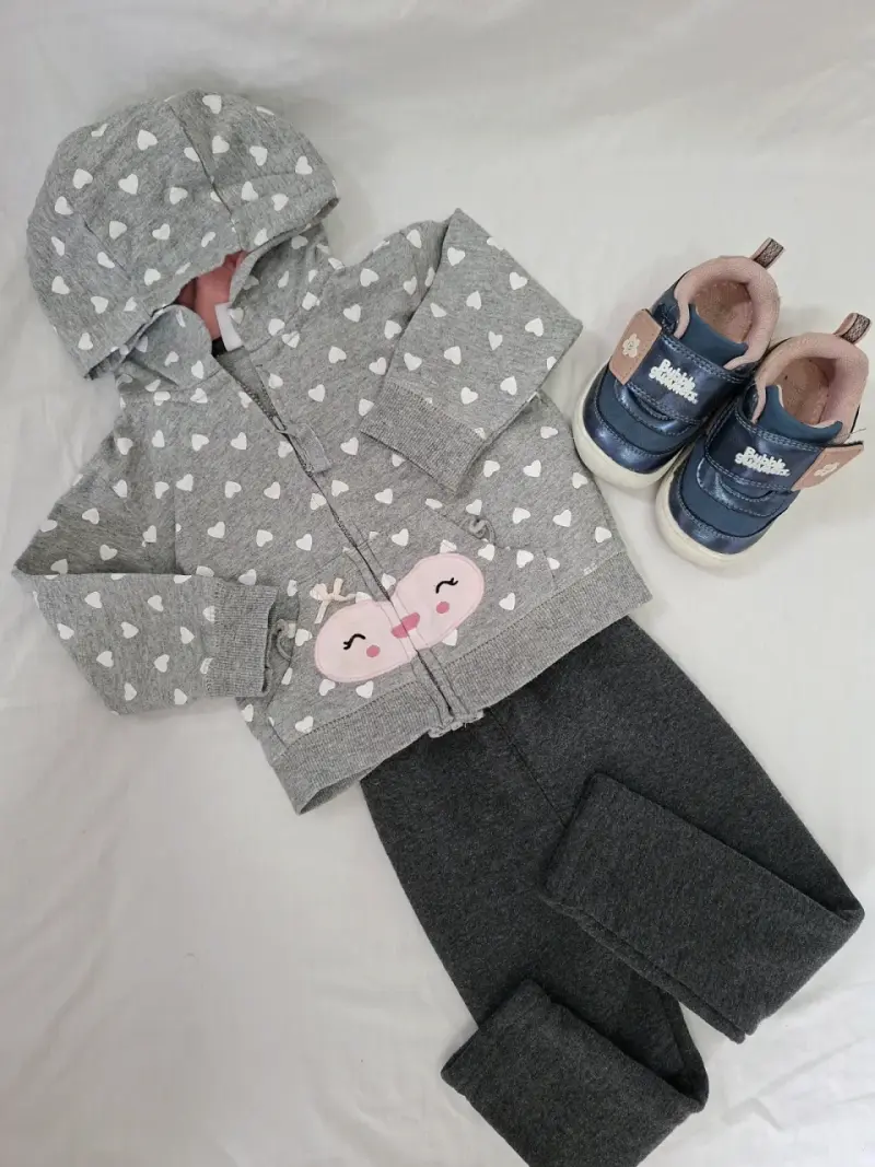 Conjunto infantil gris con corazones