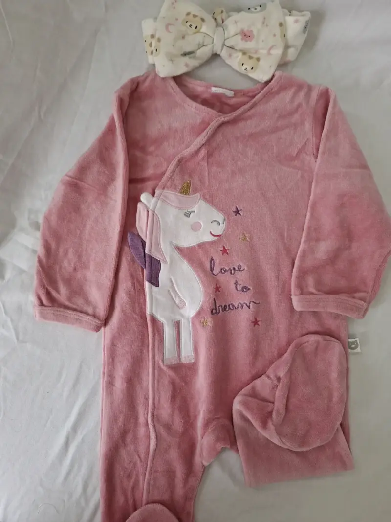 Pijama bebé rosa con unicornio