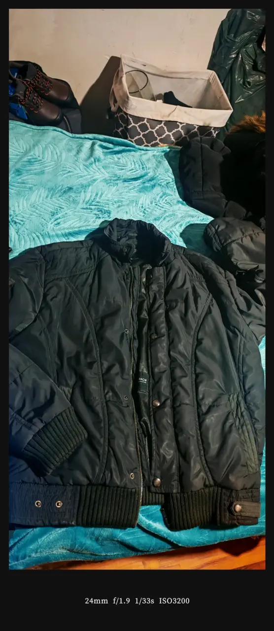 Chaqueta acolchada negra con capucha - 4