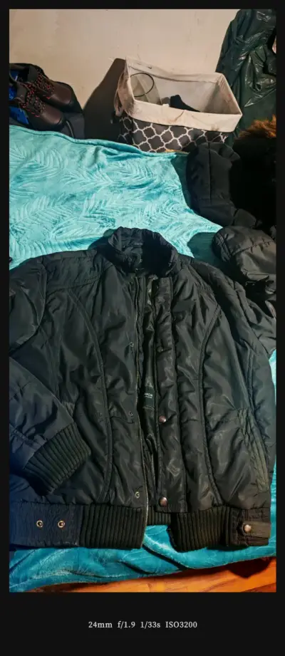 Chaqueta acolchada negra con capucha - miniatura 4