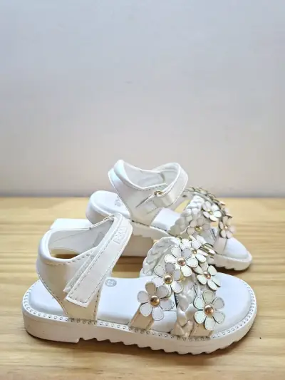 Sandalias blancas con flores - miniatura 1