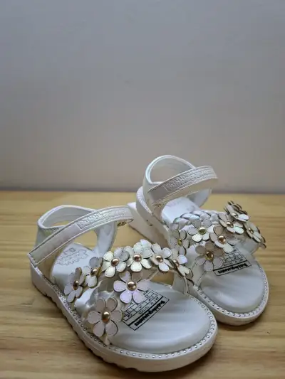 Sandalias blancas con flores - miniatura 2
