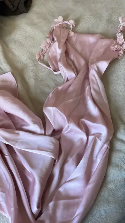 Vestido rosa con flores satín - miniatura 1