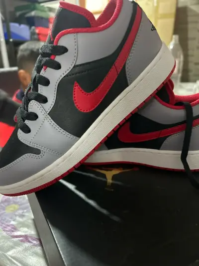 Zapatillas deportivas grises y rojas - miniatura 1