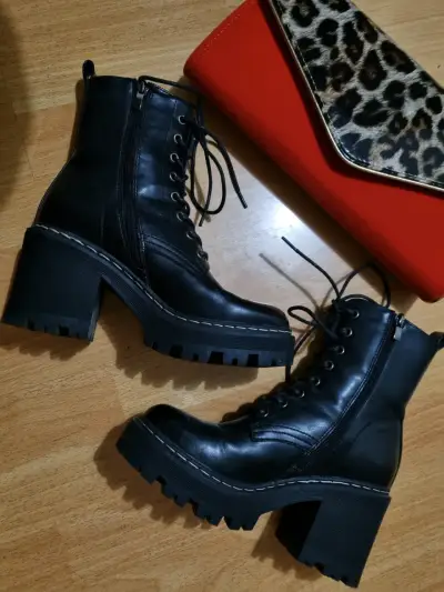Ropa zapatillas nuevas y poco uso - miniatura 6