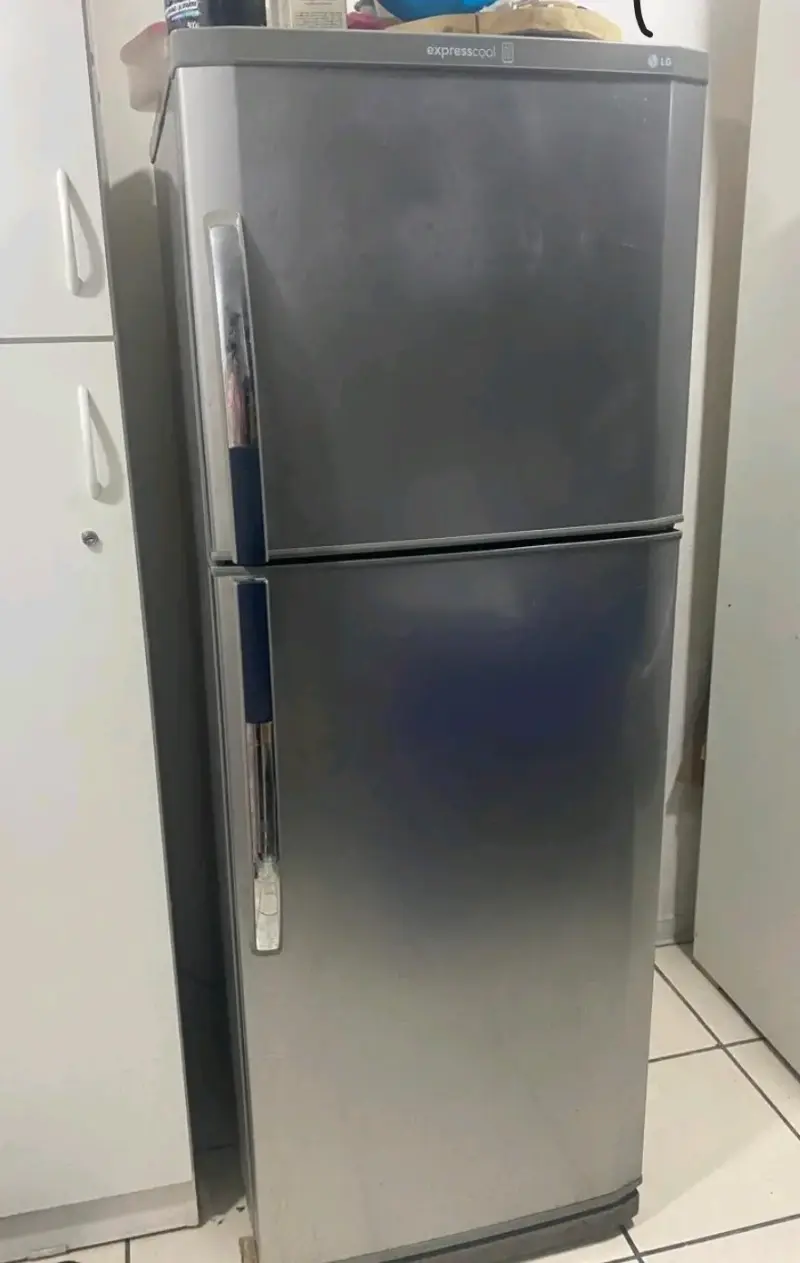 Refrigerador LG gris en buen estado - 1