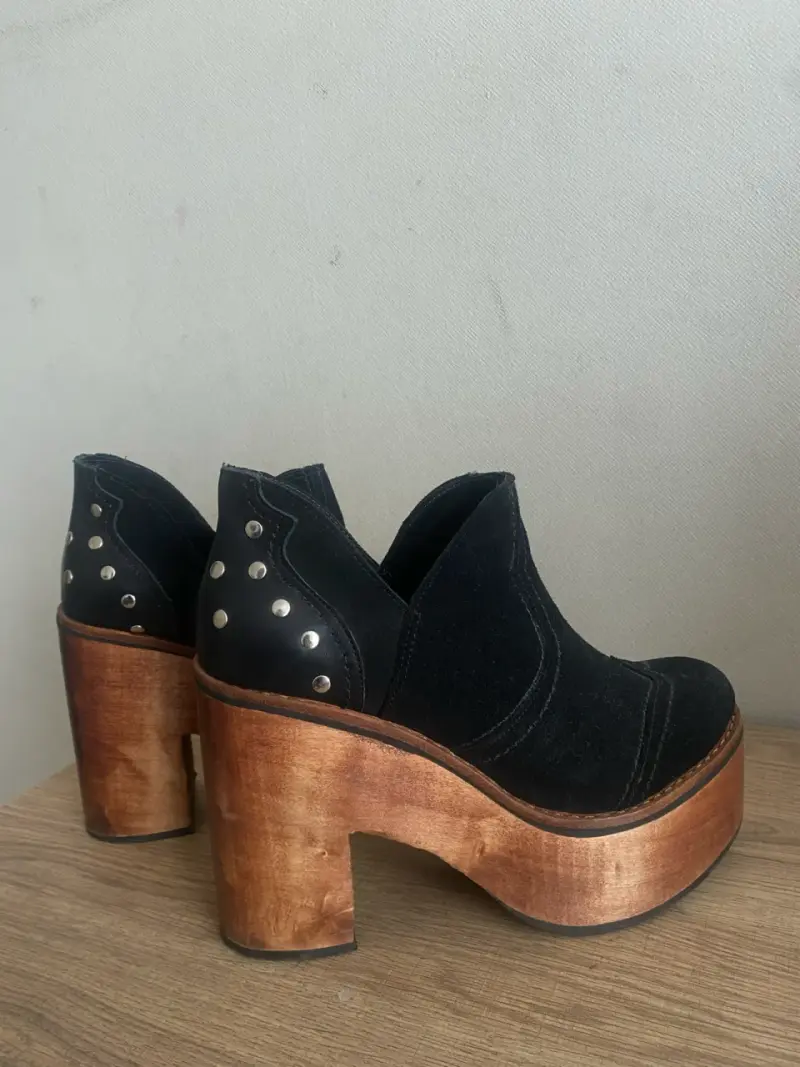 Botines negros de gamuza con taco alto - 1
