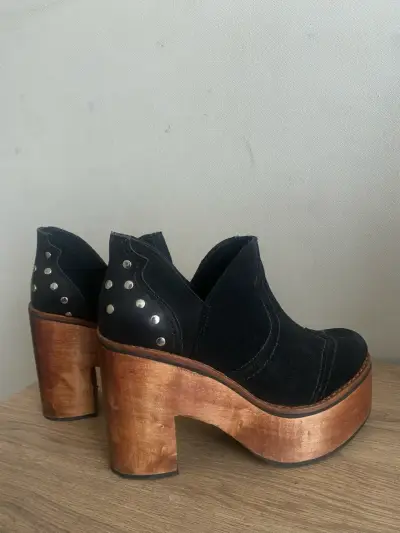 Botines negros de gamuza con taco alto - miniatura 1