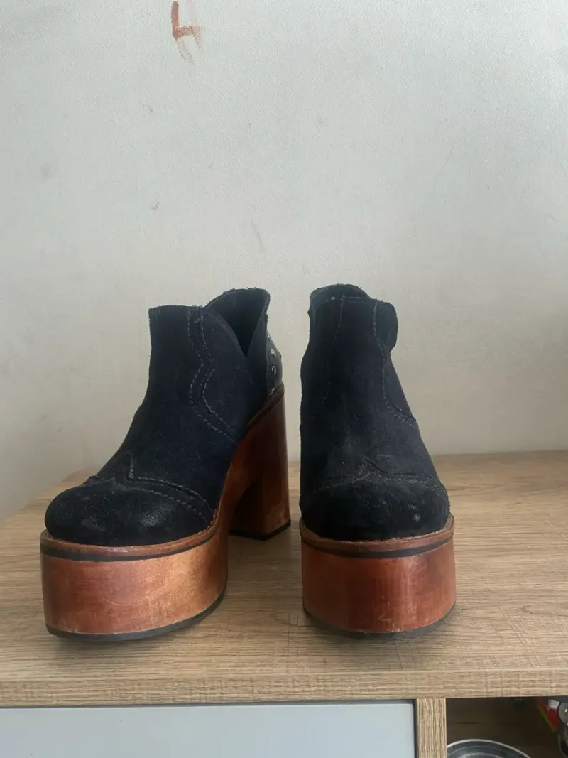 Botines negros de gamuza con taco alto - 2