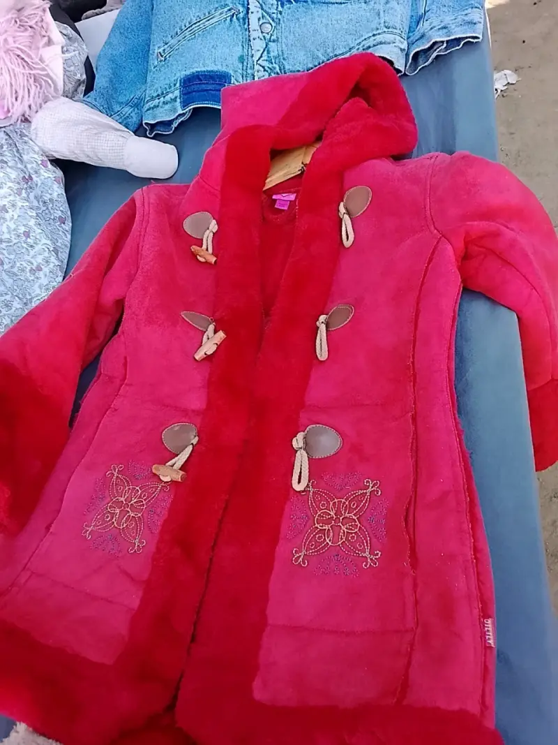 Abrigo rojo con diseño bordado - 1
