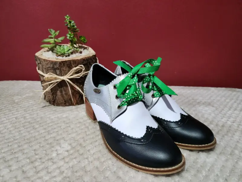 Zapatos de cuero bicolor con cintas verdes