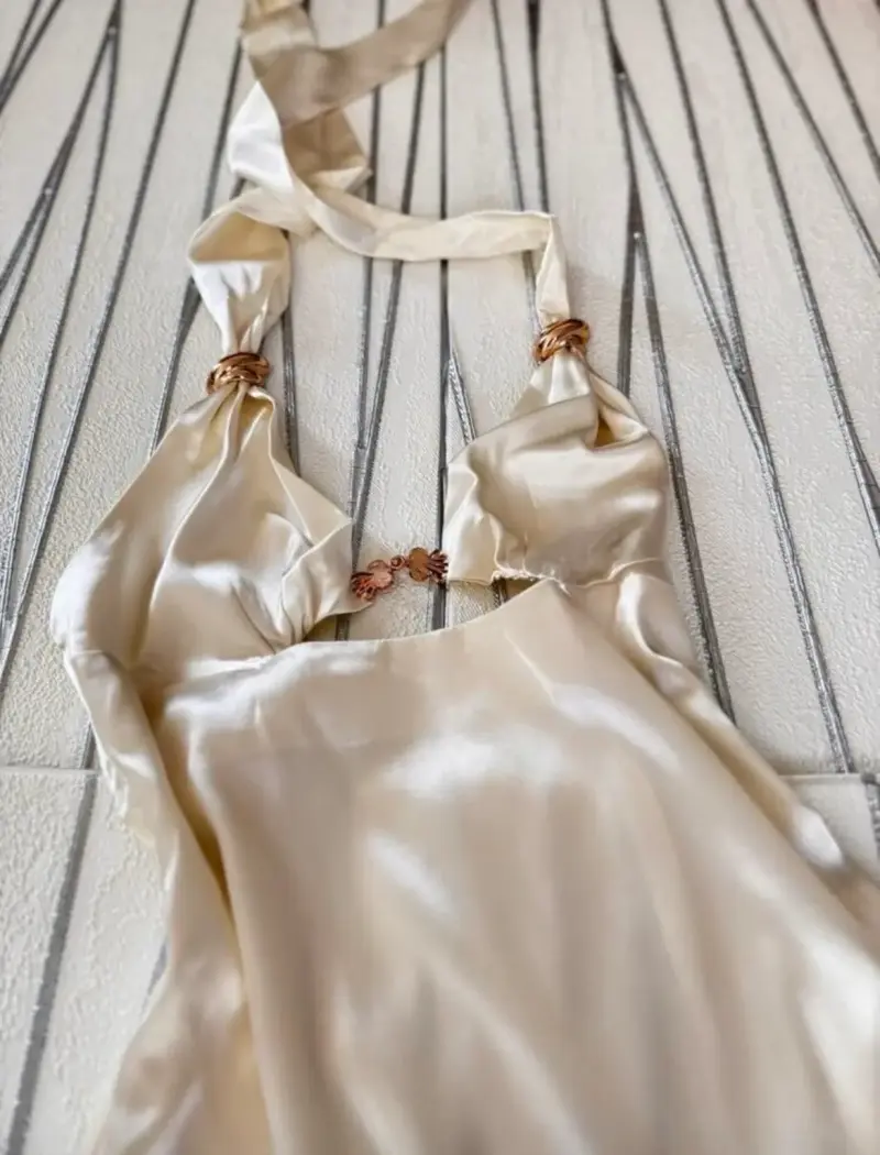 Vestido de satén beige elegante - 1