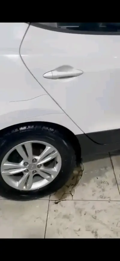 SUV blanco en buen estado - miniatura 3