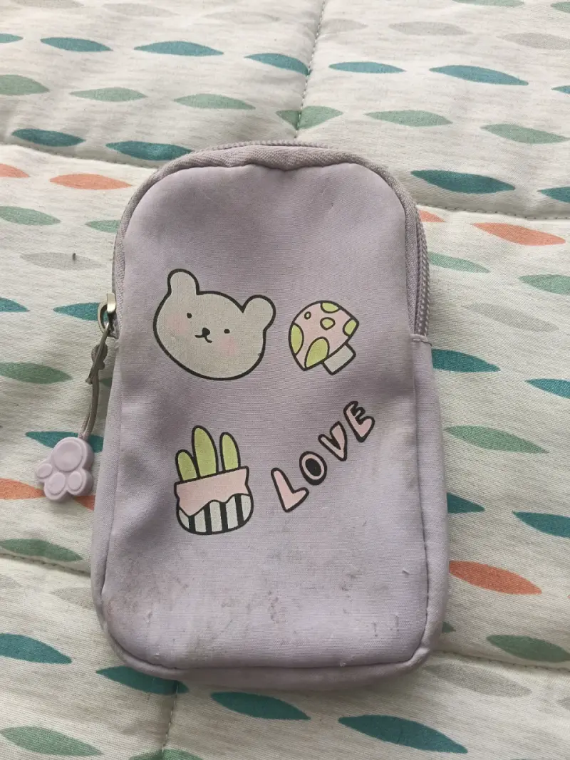 Estuche lila con diseño tierno