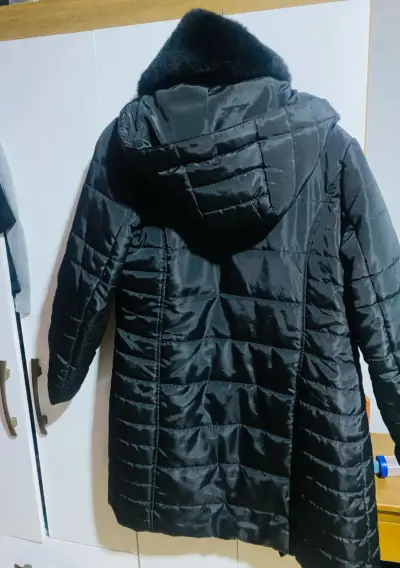 Chaqueta  negro acolchado con capucha - miniatura 2