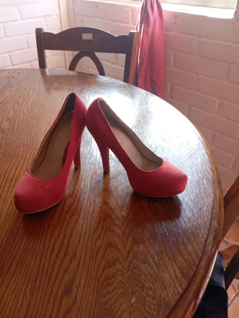 Zapatos taco alto rojos