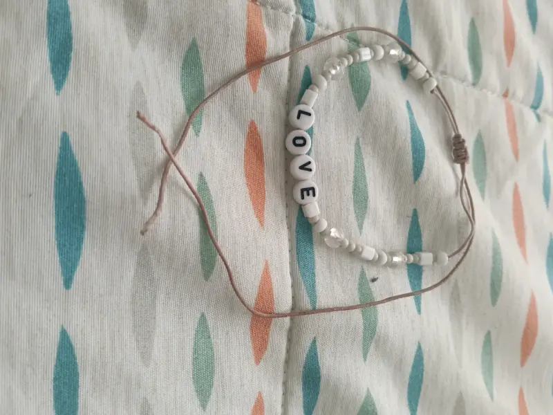 Pulsera con abalorios 'LOVE'