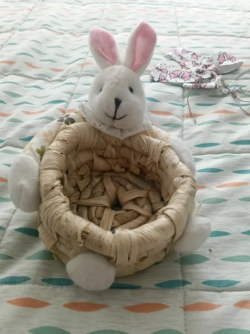 Cesta con conejo de peluche