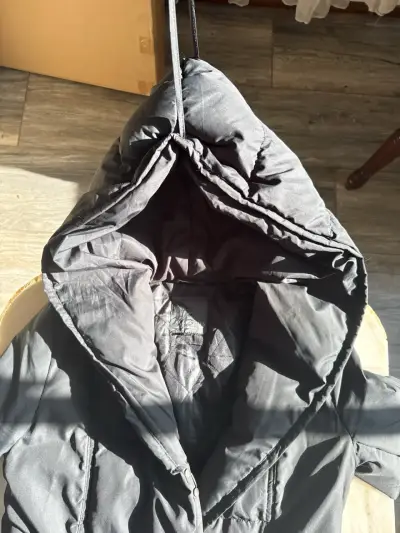 Abrigo negro con capucha - miniatura 4