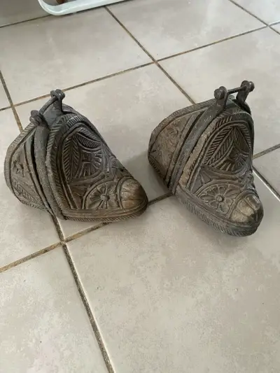 Antiguos estribos 100 años  tallados de madera - miniatura 5