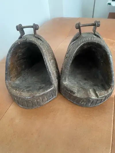 Antiguos estribos 100 años  tallados de madera - miniatura 6