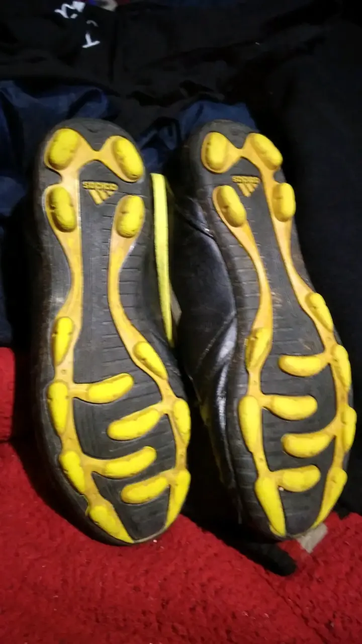 Botines de fútbol con tapones amarillos - 1