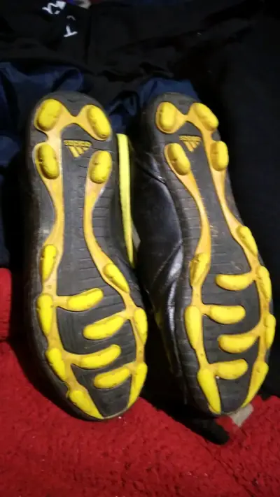 Botines de fútbol con tapones amarillos - miniatura 1