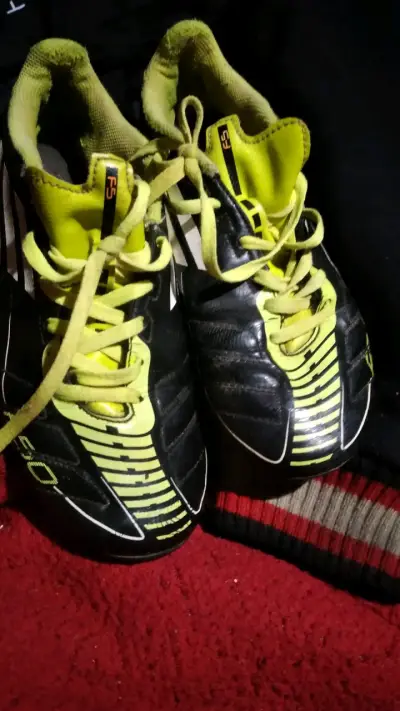 Botines de fútbol con tapones amarillos - miniatura 2
