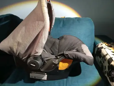 Silla para auto infantil negra - miniatura 1