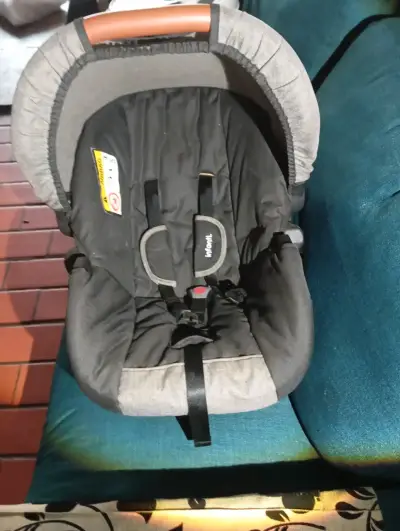 Silla para auto infantil negra - miniatura 2