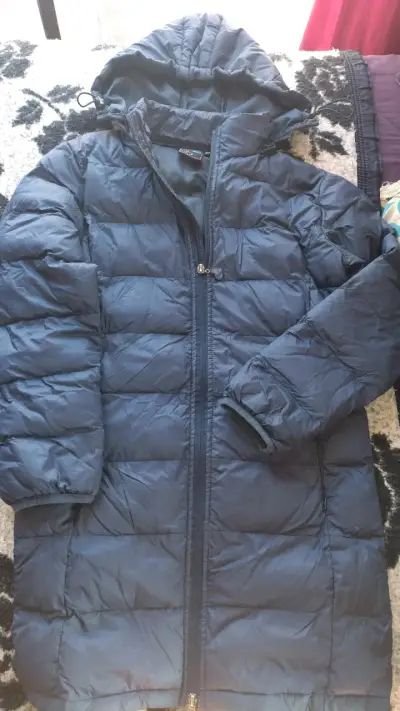 Chaqueta acolchada azul con capucha - miniatura 2