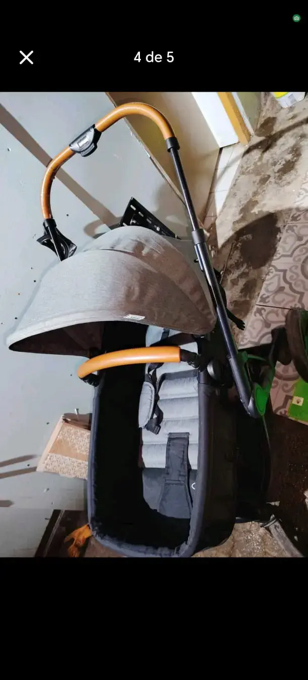 Coche de bebé gris y negro - 1