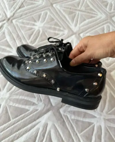 Zapatos negros con tachas metálicas - miniatura 1