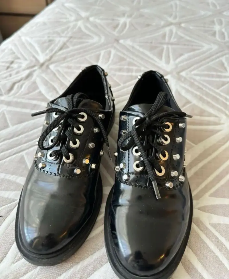 Zapatos negros con tachas metálicas - 2