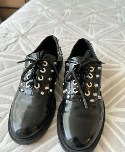 Zapatos negros con tachas metálicas - miniatura 2