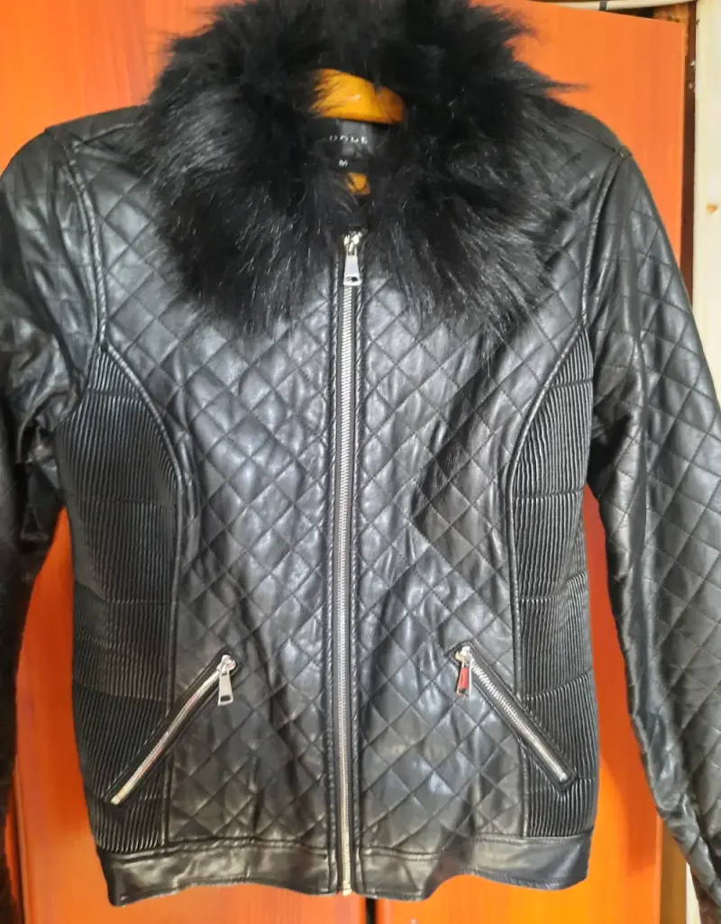 Chaqueta ecocuero negra con cuello de piel - 1