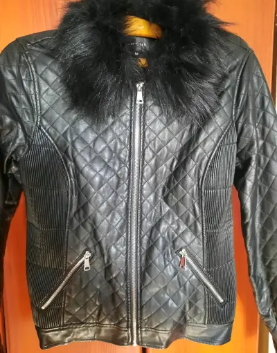 Chaqueta ecocuero negra con cuello de piel - miniatura 2