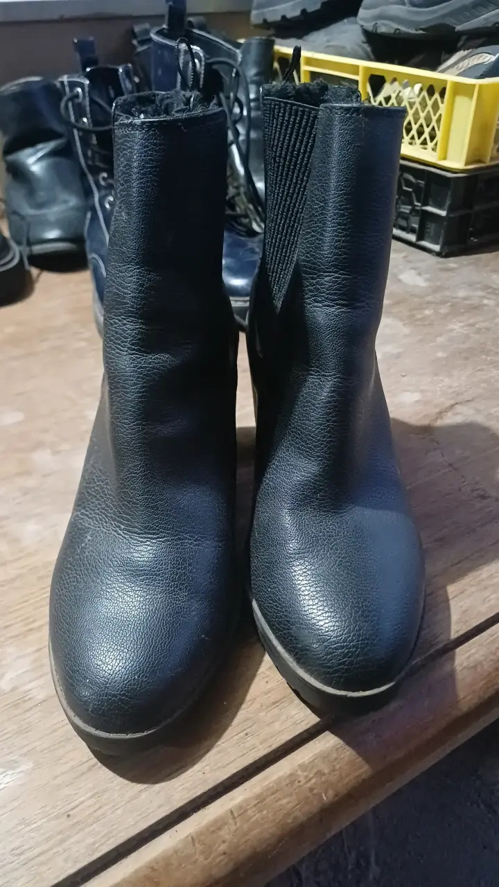 Botines taco alto negros